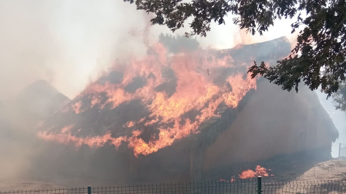 Gredos_'s tweet photo. 📻Noticias #Gredos 📰 @cadenaser_avila: El incendio de nivel 1 declarado en Candeleda  ha entrado en el recinto del yacimiento arqueológico del castro vetón de El Raso. "Tendremos que reconstruirlo" ha dicho el alcalde
#IFElRaso #IFSantaMariaDelTiétar #Ávila
… https://t.co/yFcIcxDkN8