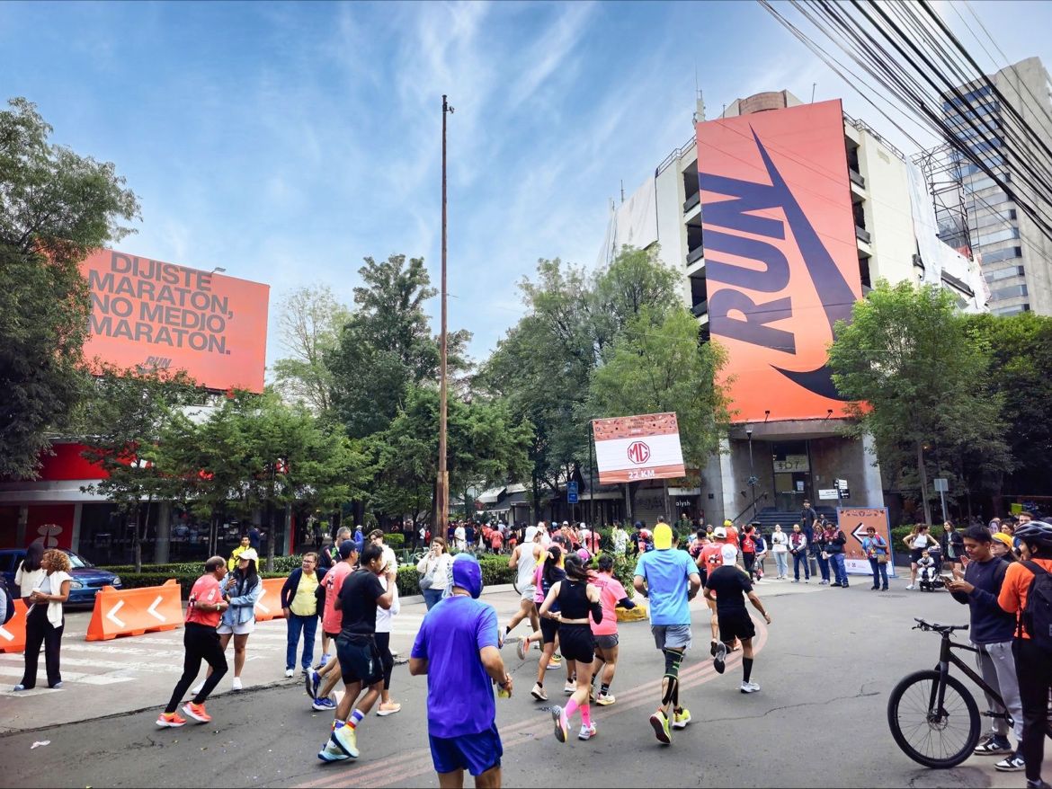 InformaBTL's tweet photo. Así fue el Ambush Marketing de Nike que se apoderó de la conversación durante el XLI Maratón de la CDMX. ¿Qué opinas?

👉👉🏃👟https://t.co/Uy7VC935hB 

#ambushmarketing
#marketing
#maratóncdmx
#run
#nike
#adidas https://t.co/hUKamy62Dd