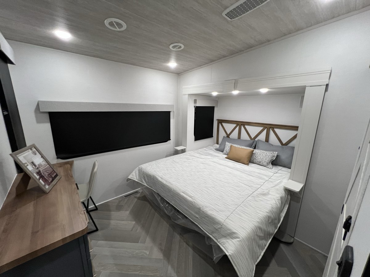 RVTrder's tweet photo. Luxury on wheels? Yes, please! β¨ Dive into our review of the 2024 Crusader 375FLS and see why itβs the ultimate home away from home π
#RVReview #PrimeTimeRV
https://t.co/86S97jTzFX https://t.co/HNeYa0rd3F