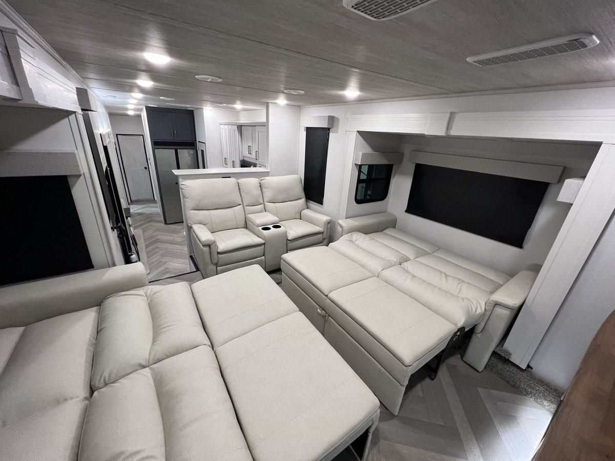 RVTrder's tweet photo. Luxury on wheels? Yes, please! β¨ Dive into our review of the 2024 Crusader 375FLS and see why itβs the ultimate home away from home π
#RVReview #PrimeTimeRV
https://t.co/86S97jTzFX https://t.co/HNeYa0rd3F
