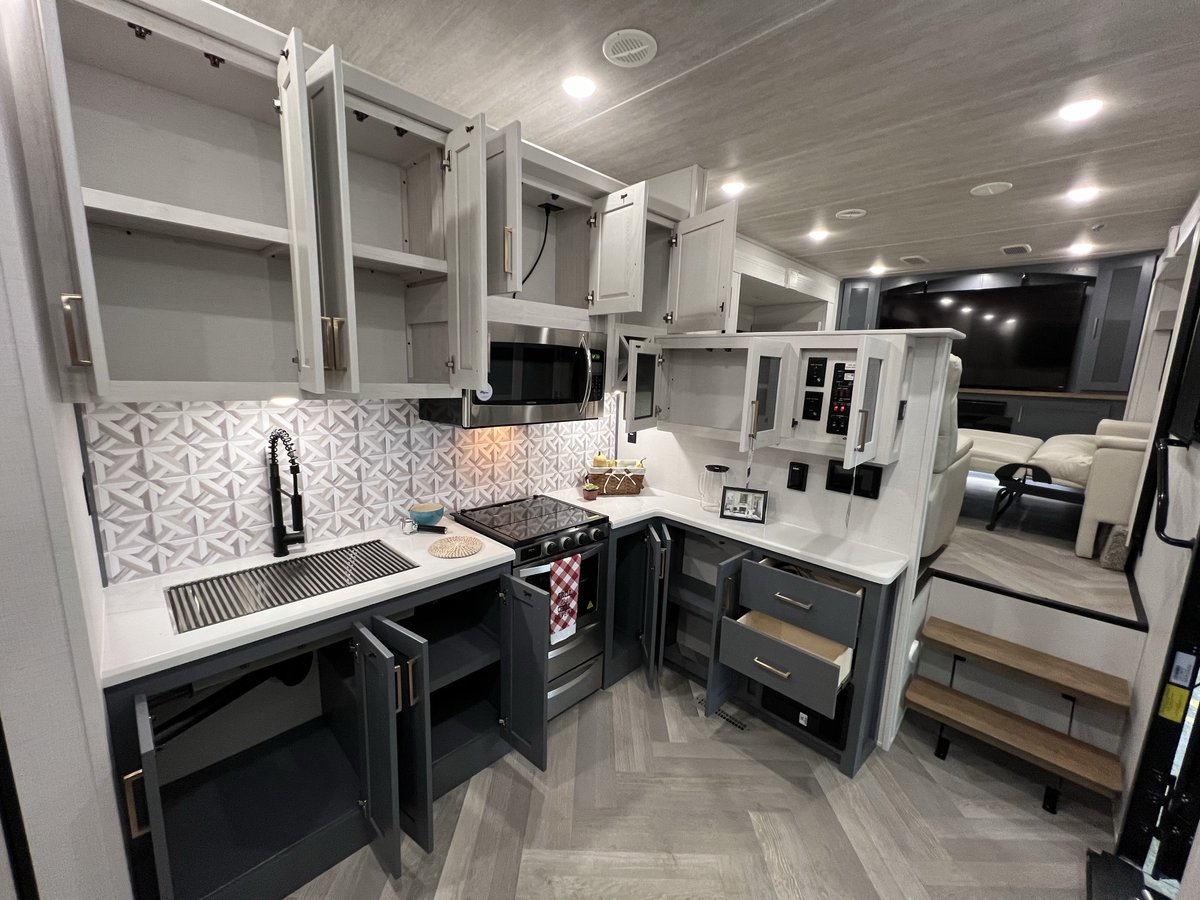 RVTrder's tweet photo. Luxury on wheels? Yes, please! β¨ Dive into our review of the 2024 Crusader 375FLS and see why itβs the ultimate home away from home π
#RVReview #PrimeTimeRV
https://t.co/86S97jTzFX https://t.co/HNeYa0rd3F