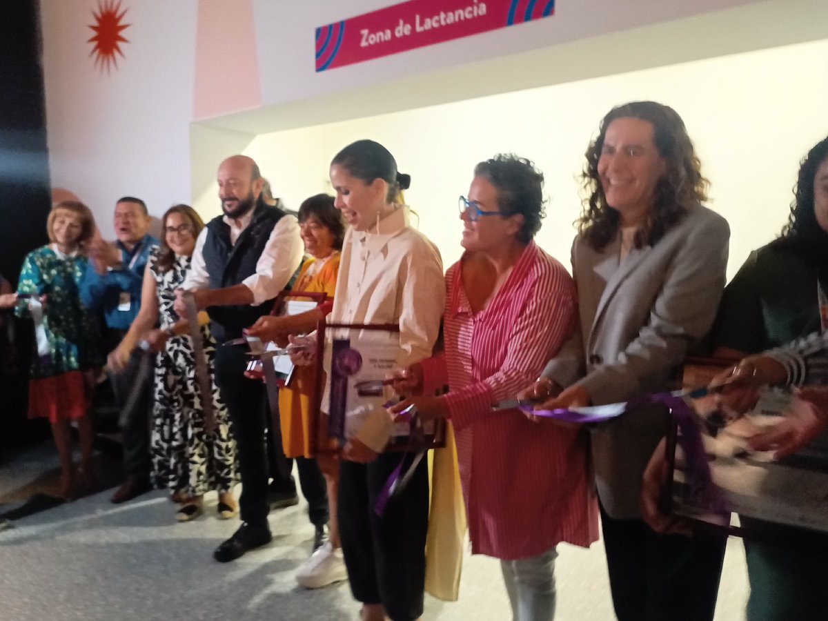 adrianalunacruz's tweet image. Hoy viví varios momentos bellos en #JAPI, se inauguró un #lactario para dignificar bebé-madre-lactancia. Y vi a pequeñitos de @HogarCabanas adoptar a #abuelitos y pasearlos. @DIFJalisco #SriaTrabajo @saludjalisco @CulturaJalisco @IgualdadJalisco