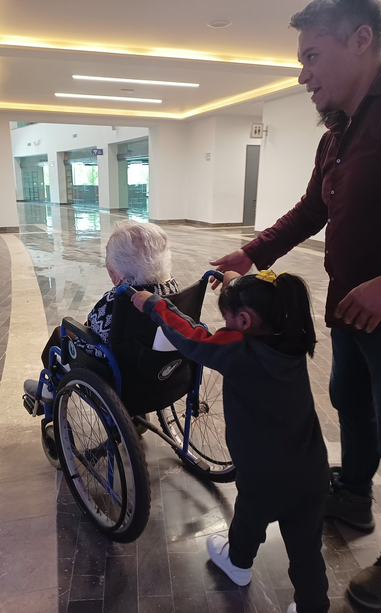 adrianalunacruz's tweet image. Hoy viví varios momentos bellos en #JAPI, se inauguró un #lactario para dignificar bebé-madre-lactancia. Y vi a pequeñitos de @HogarCabanas adoptar a #abuelitos y pasearlos. @DIFJalisco #SriaTrabajo @saludjalisco @CulturaJalisco @IgualdadJalisco