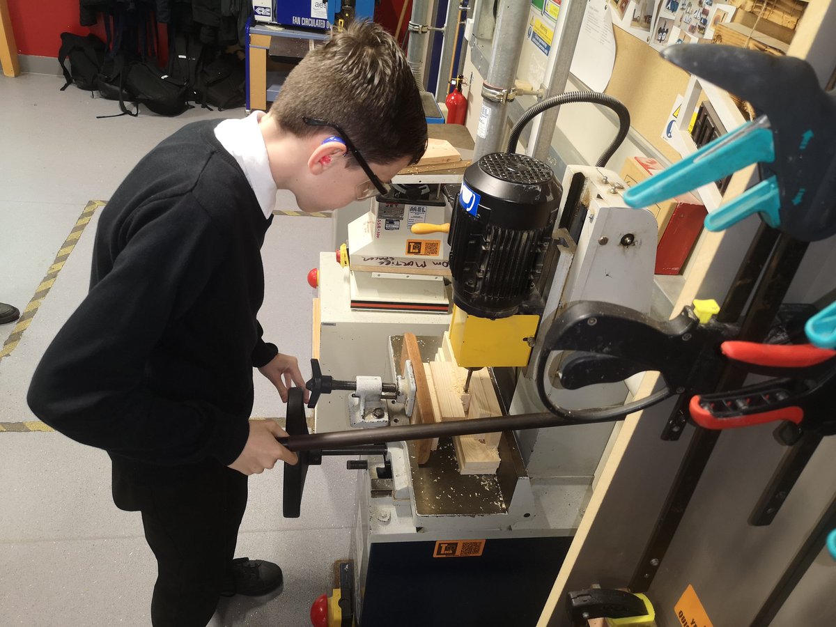 StBenedictTech's tweet photo. S3 Practical Woodworkers on the tools @stbenedictsren https://t.co/1hswLSOTKp