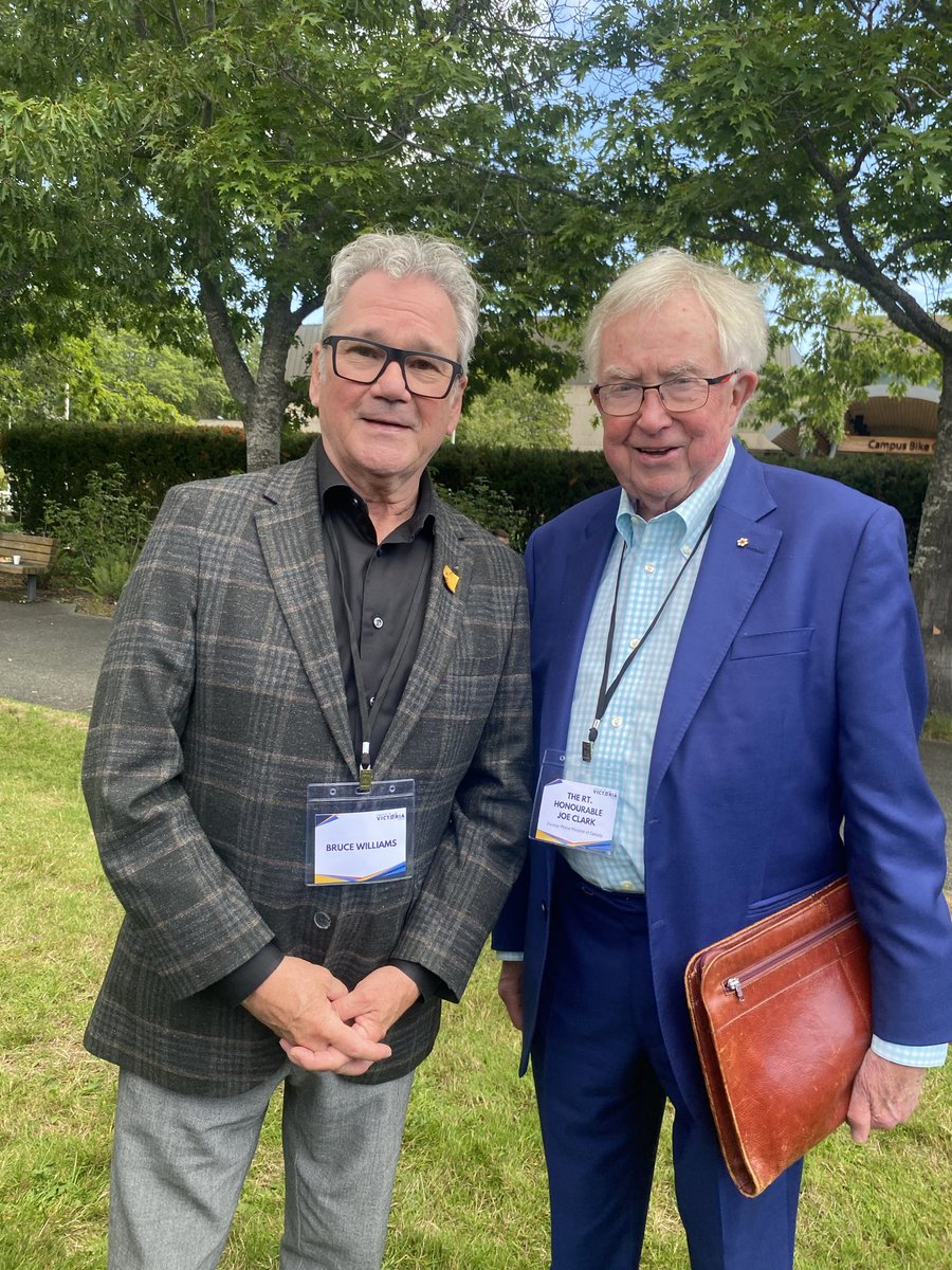 I was pleased to meet and have a conversation with <a href="/RtHonJoeClark/">Rt. Hon. Joe Clark</a> at #VictoriaForum <a href="/uvic/">UniversityOfVictoria</a> <a href="/saul_klein_uvic/">Saul Klein</a>  <a href="/ChamberVictoria/">Victoria Chamber</a>