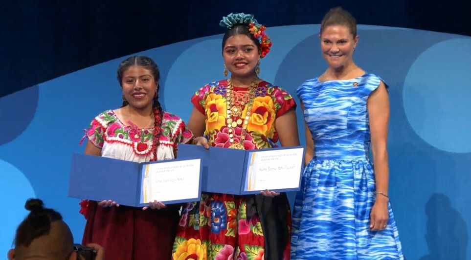 UNESCOMexico's tweet photo. Shanni Mora y Rosa Mendoza, jóvenes indígenas de #Oaxaca obtienen Diploma de Excelencia en el Certamen Internacional Juvenil del Agua #StockholmJuniorWaterPrize con su sistema de filtración casero para purificar las aguas residuales del teñido textil en el cultivo de #vegetales. https://t.co/UZuMQWdRdu