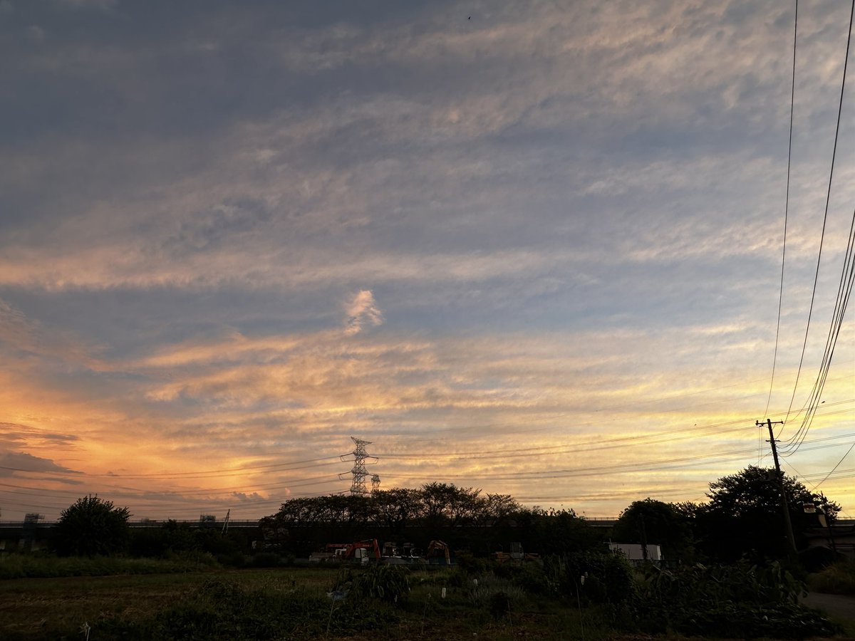 sora112911's tweet photo. 何とも言えない空色
#朝活
#ウォーキング 
#あきやんの日常 https://t.co/NOpsNipQEN