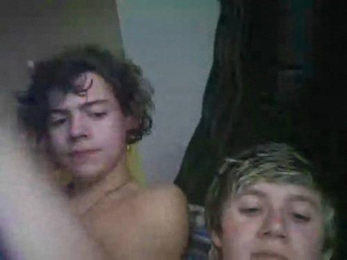 tdtommo's tweet photo. Narry nació cuando Niall los invitó a conocer su casa y solo fue Harry 😭😭😭 https://t.co/ourN8oGaZs