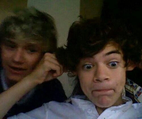 tdtommo's tweet photo. Narry nació cuando Niall los invitó a conocer su casa y solo fue Harry 😭😭😭 https://t.co/ourN8oGaZs
