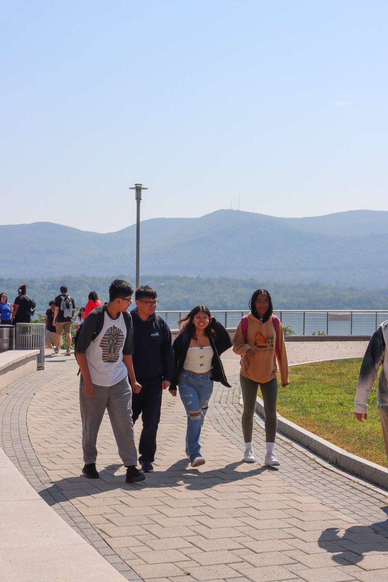 SUNY_Orange's tweet image. Free shirts and good vibes on the Newburgh campus today as we continue our #SO75 Week of Welcome! 👕

We're #SOexcited you're back!