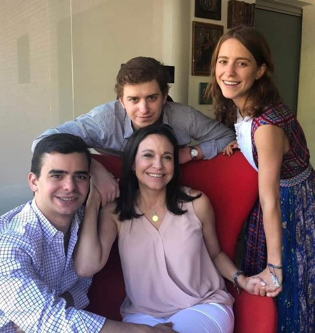 Los padres de Guarimberos presos y trasladados a cárceles venezolanas, a quien deben reclamarle por sus hijos, es a María Corina Machado que utilizó a esos jovenes para sus planes macabros y los abandonó.
Dónde están los hijos de ella? 
Tranquilos y a salvo en su mansión de Miami