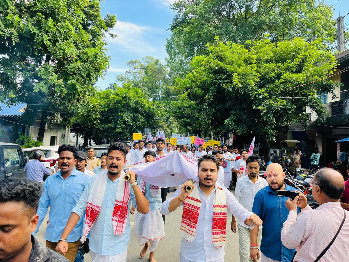 ৰাজ্যত স্মাৰ্ট মিটাৰ সংযোজনৰ নামত বিদ্যুৎ মাচুলৰ অস্বাভাৱিক বৃদ্ধিয়ে গ্ৰাহকক জ্বলা-কলা খোৱাইছে ৷ বিদ্যুৎ যোগান অনিয়মীয়া ৷ বিভাগীয় কৰ্তৃপক্ষৰ কোনোধৰণৰ যুক্তিসংগত উত্তৰ নাই । বিষয়টোত মুখ্যমন্ত্ৰীৰ নিৰ্বিকাৰ ভূমিকা, অন্যথা প্ৰতিবাদ অব্যাহত থাকিব ।