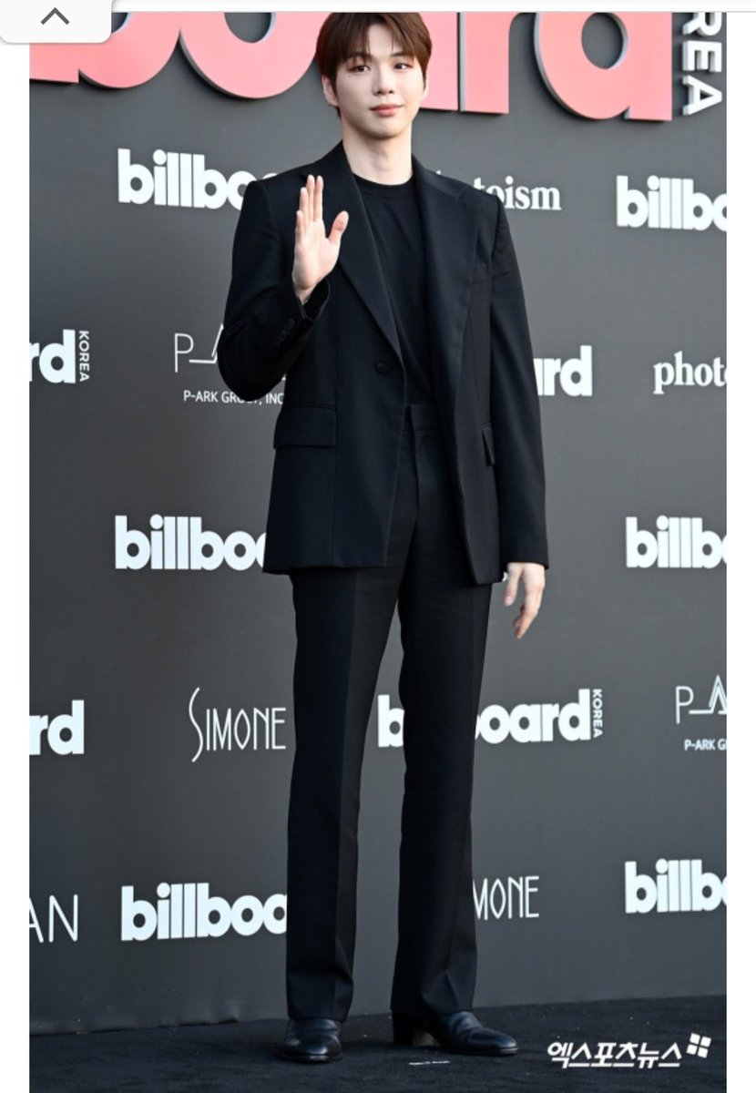 cookie13877351's tweet photo. OMG, HE LOOKS SO GORGEOUS AND STUNNING IN HIS OUTFIT ALL IN BLACK SUIT
@kd_officialx
@konnect_danielk
#kangdaniel
#danityfam
#Danities https://t.co/qGB1qeN9Oh