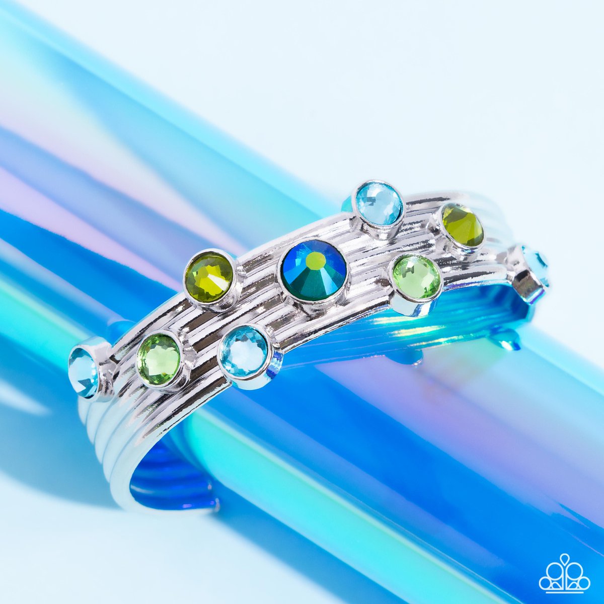 PaparazziAccess's tweet image. SNEAK PEEK: Ocean-inspired jewels that shimmer and shine in green and blue splendor! 
#Bracelet #PaparazziAccessories #Shine