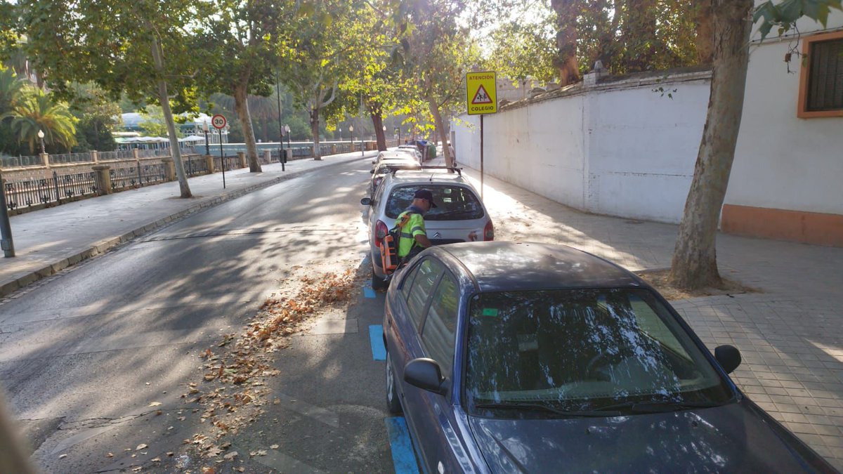 Granada_Limpia's tweet image. 😊 ¡Buenas tardes!

💥 Se atiende con barredora de calzada y dos peones con sopla hojas en la calle Profesor Arboleda, Compositor Ruiz Aznar y
Callejón del Pretorio

#GranadaLimpia #GranadaBonita #barredora #peones #soplahoja @aytogr @marifrangr @anasrequena