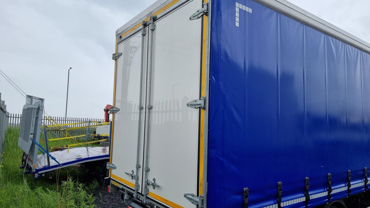 🚚💨 Is your 18-tonne curtain side too big for certain jobs? Try 12-tonne
🔵2024 DAF LF210 12-tonne Curtain🔵210hp🔵Auto🔵Day Cab🔵Single Passenger Seat🔵22ft Body🔵Tuck Away Tail Lift🔵Barn Doors🔵4650mm wheelbase🔵12,000kg GVW (12-tonne)🔵Unladen Weight: 5740kg (6t Payload)