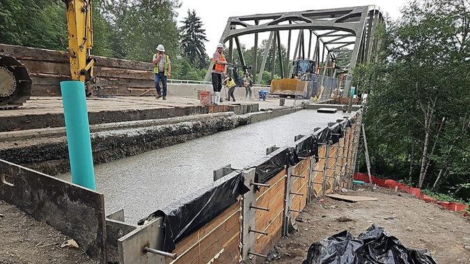 Some behind the scenes of the work below the bridge on NE Tolt Hill Rd 📸
Crews hired by the county are hard at work building a deep retaining wall that is designed to prevent erosion and will provide better protection against flooding. kingcounty.gov/netolthillroad