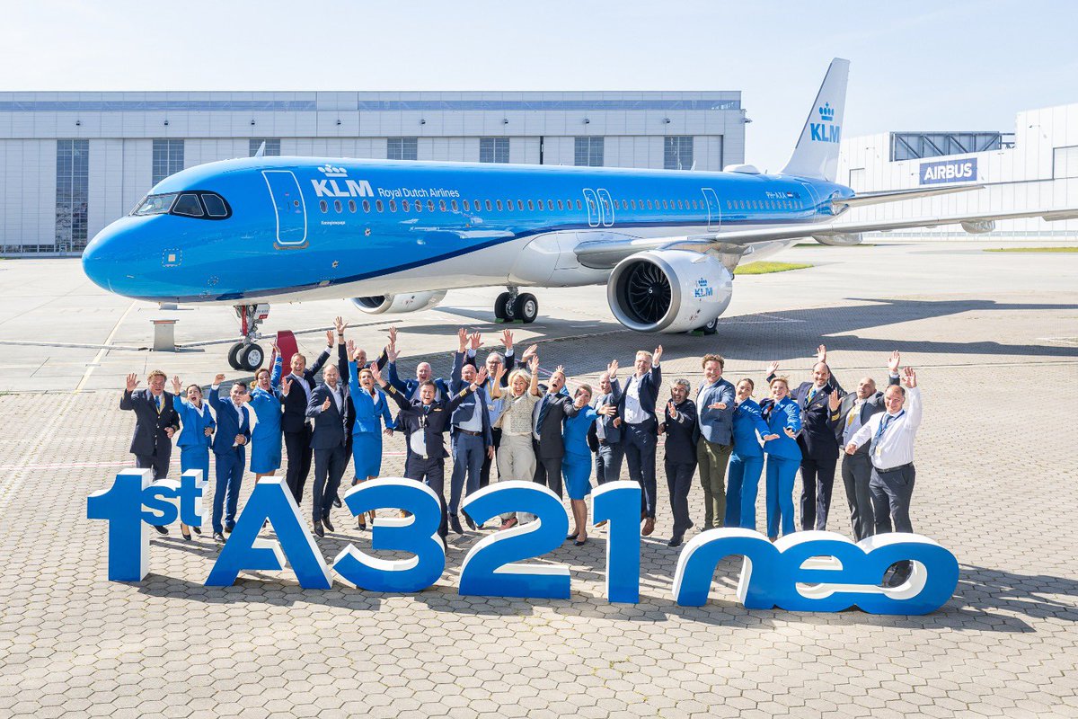 MarjanRintel's tweet photo. Vandaag hebben we de eerste Airbus A321neo ontvangen op Schiphol. Een vernieuwingsslag die niet alleen een verbetering is voor onze passagiers en collega’s, maar ook voor onze omgeving. Dit vliegtuig is per passagierskilometer 21% zuiniger dan haar voorganger en ook aanmerkelijk stiller. 
 
De A321neo is voorzien van bredere stoelen, grotere tafels en ruime bagagebakken. De nieuwe vliegtuigen dragen allemaal de naam van een vlinder. Het vlinderthema past bij de transformatie die wij doormaken met onze vliegtuigen. Dit jaar worden er nog drie andere A321neo’s toegevoegd aan onze vloot. 
 
De komende jaren investeren we ruim zeven miljard euro in onze vloot. Zo blijven we stappen zetten om ons werk schoner, stiller en zuiniger te doen!