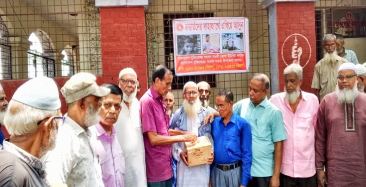 বন্যার্তদের সাহায্যে এগিয়ে এলেন নওগাঁর মুক্তিযোদ্ধারা