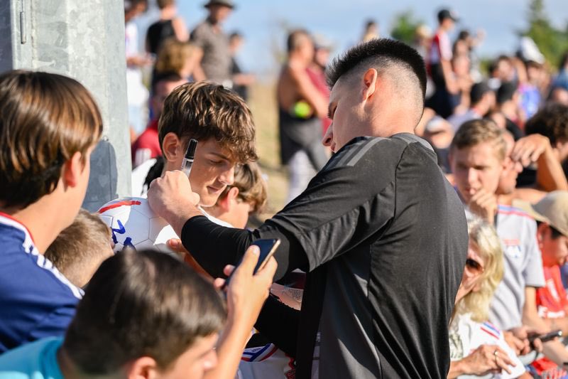 premiers entraînements avec l’ OL sont terminés, ! Quelle fierté de rejoindre cette grande famille.💪 Merci à tous les supporters pour l’accueil chaleureux et les encouragements! J’ai hâte de partager cette saison avec vous. Ensemble, on va faire de grandes choses ! 🔴🔵