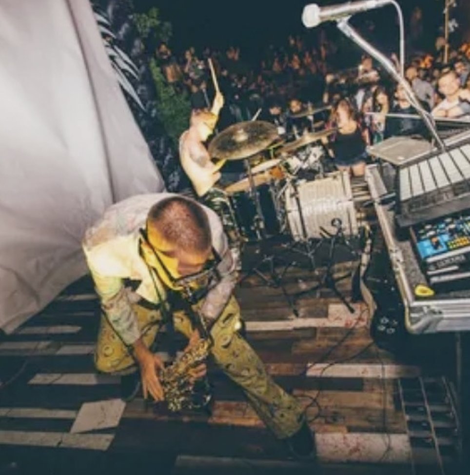 Get schooled with the talented The Dropout 🎷

<a href="/andthedropout/">The Dropout☀️</a> been on a wild ride since he ditched high school to jam on his guitar all day.

He’s been featured on The Pirate Bay’s front page, Showtime’s Shameless, and rocked out at some of his fave festivals. Now, he’s living