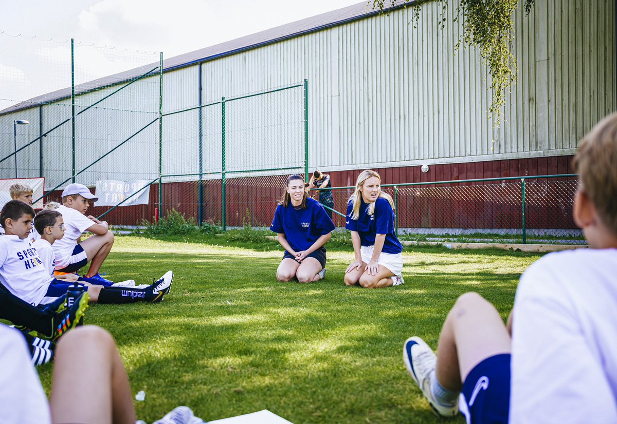 Djurgårdsspelarna Mimmi Larsson och Pauline Hammarlund träffade fotbollsdeltagarna🤩

Missa inte chansen att vinna en signerad Marabou Choklad Tivolikaka och ett par Smarta Benskydd. Tävlingen hittar ni i förra inlägget. Missa inte den!

📸: <a href="/joakimhall/">Joakim Hall</a> 

#sportsheartcamp