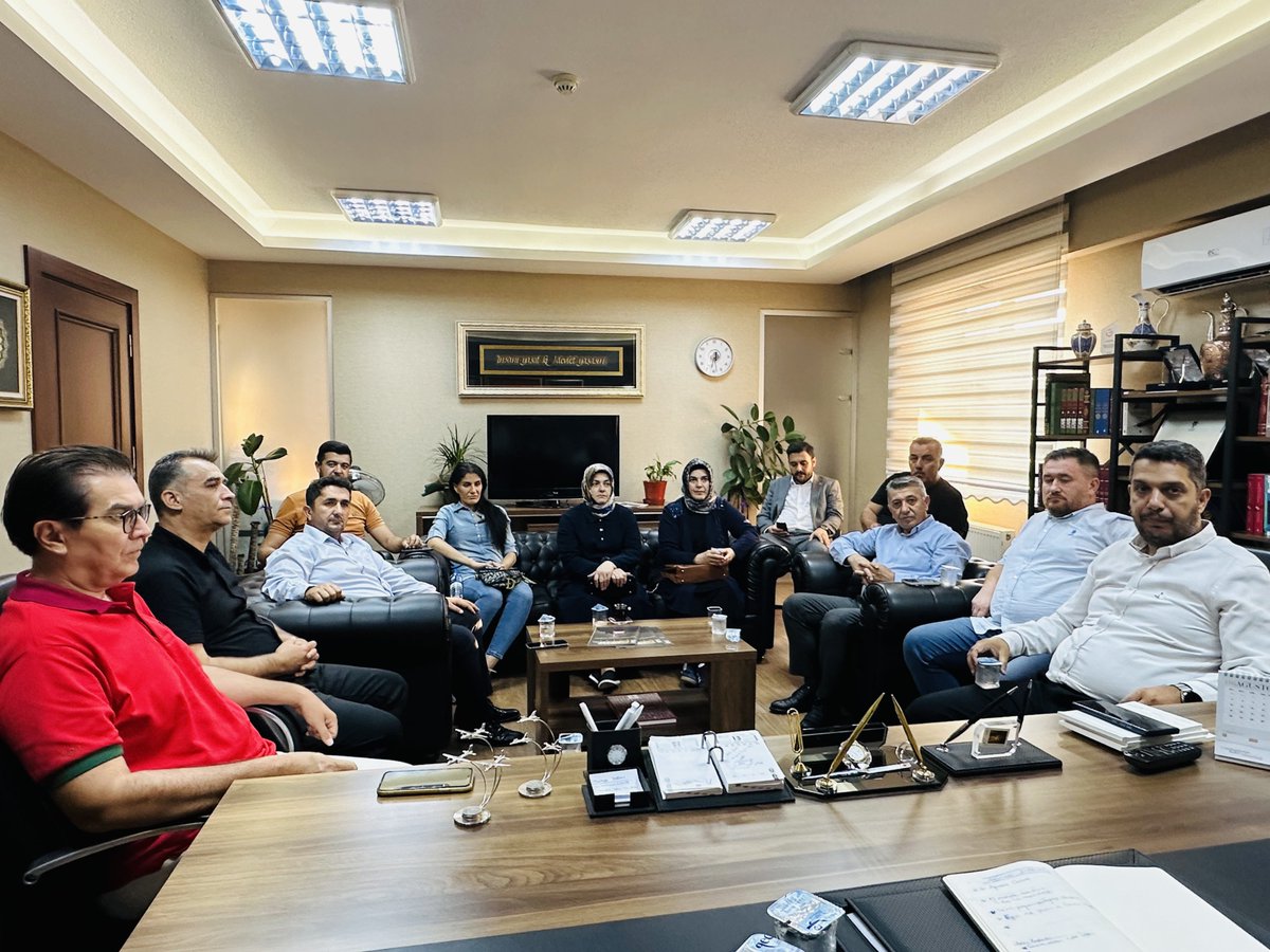 Fatih__Bildik's tweet photo. Haftalık Olağan Yürütme Kurulu Toplantımızı icra ettik.

#KalbimizAltındağ 

@RTErdogan 
@hakanhanozcan https://t.co/r2LxpEioyb