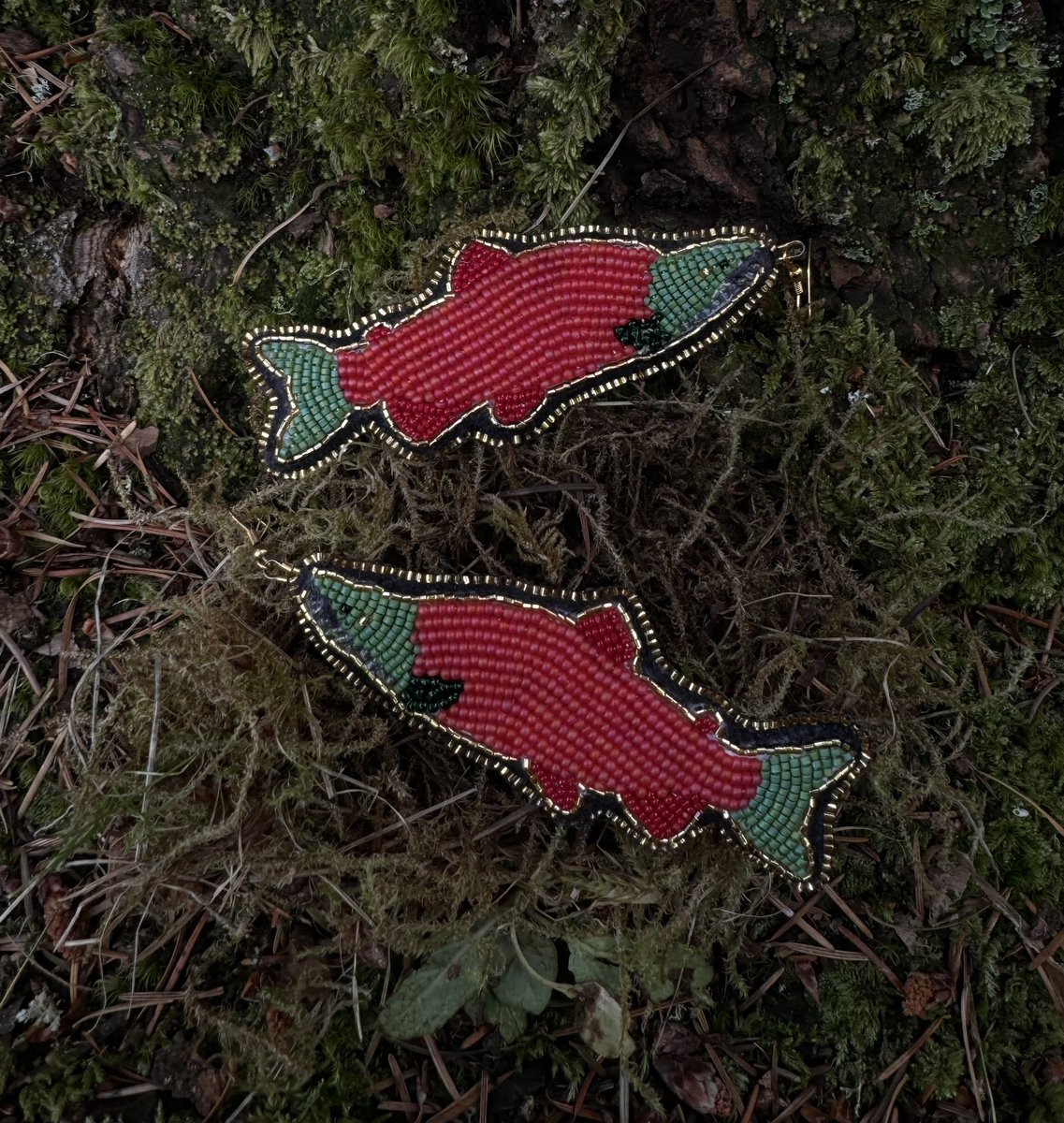 baebeading's tweet photo. Lil sockeye salmon earrings 🐟 ❤️ 🏕️
I’ve been wanting to do fish so baddddd
Status: Available
Price: $50 + free 🚢
Tags to ignore 👹~
#beader #sockeye #salmon #INDIGENOUS #landback #nativebeader #ilovefish https://t.co/FRqNWEdk7v