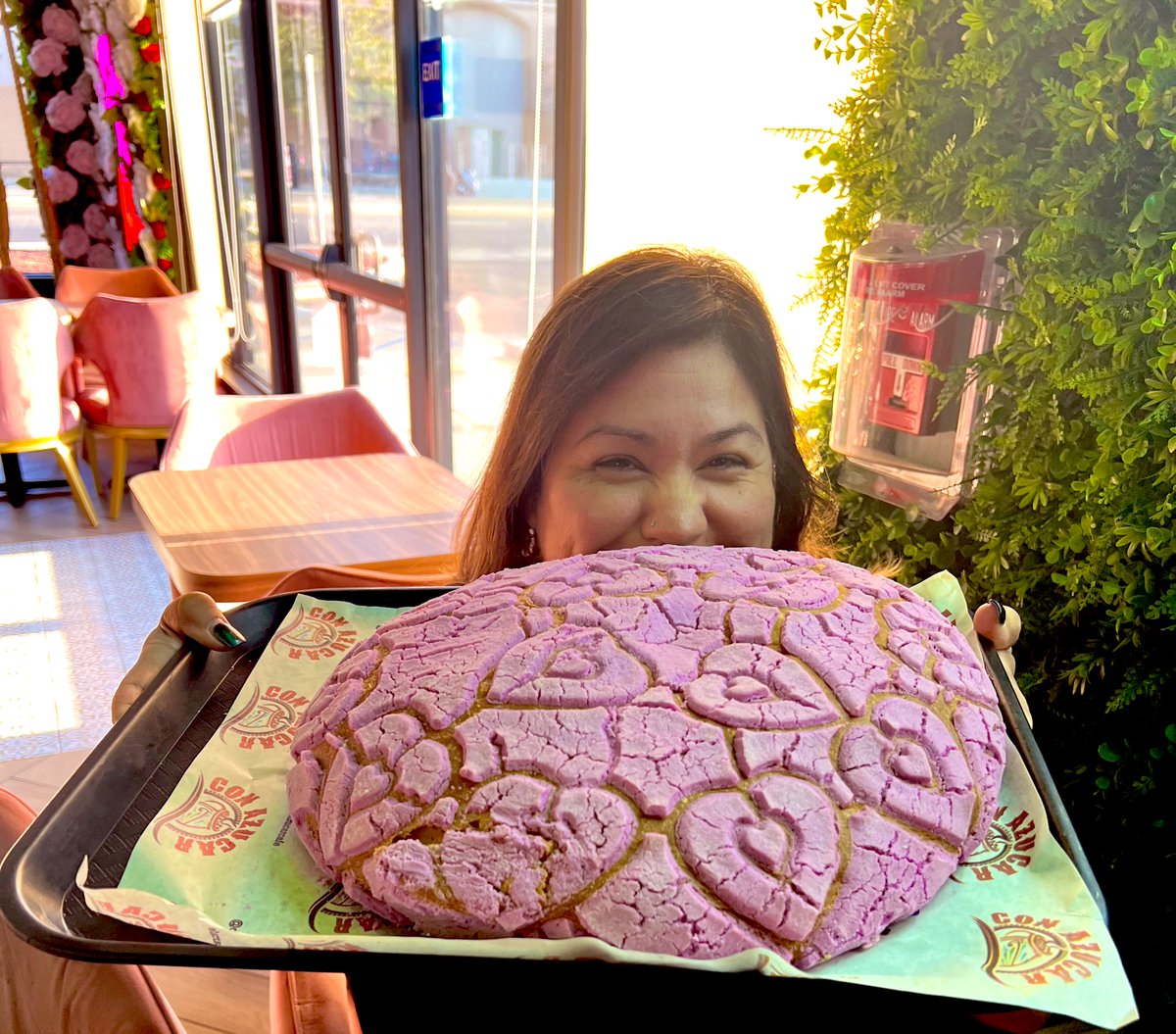 Lady_Di73's tweet photo. Took my Cousin from TX & my Dad to #ConAzucarCafe in Bakersfield, CA. The conche & cafecito were delicious ♥️🖤. One of our best #RoadTrips we’ve take together
#Conche
#Cafecito☕️
#MexicanSweetBread
#PanDulce
#Coffee
#Balersfield
#California
#DaddyDaughterDate https://t.co/OiyEchLazR