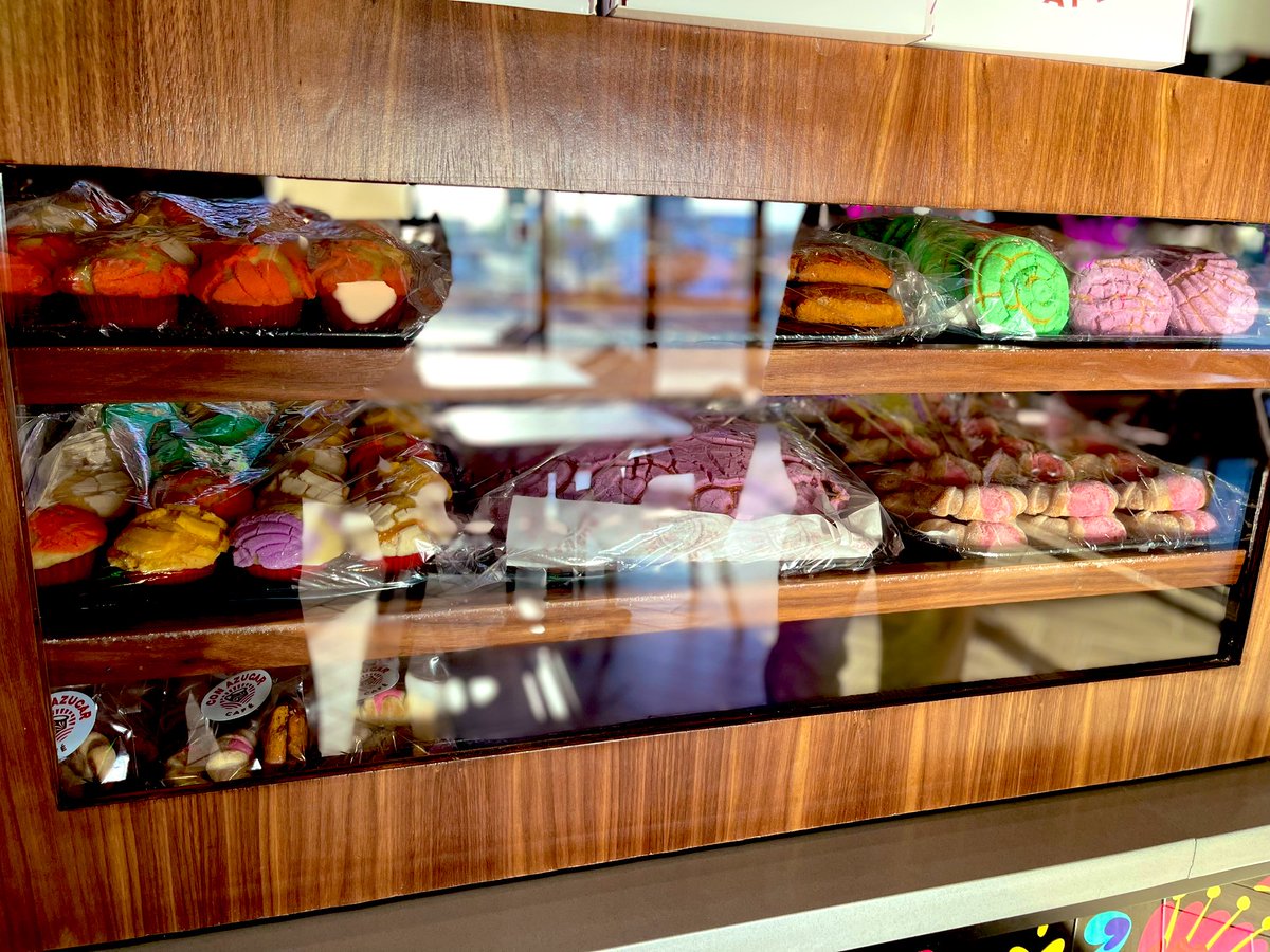Lady_Di73's tweet photo. Took my Cousin from TX & my Dad to #ConAzucarCafe in Bakersfield, CA. The conche & cafecito were delicious ♥️🖤. One of our best #RoadTrips we’ve take together
#Conche
#Cafecito☕️
#MexicanSweetBread
#PanDulce
#Coffee
#Balersfield
#California
#DaddyDaughterDate https://t.co/OiyEchLazR