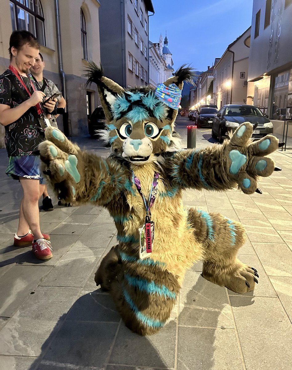#slofluffcon is over and I’m so spent but it was really nice! 2 weeks, 2 cons. Here enjoy some cuties!

@hardyhyena <a href="/BerkWolf/">BerkWolf 🇩🇪🇳🇱 🔜 Pawska 🇵🇱</a> <a href="/TraxMeow/">Trax</a> <a href="/LaakoLynx/">Laako 🇦🇹 🔜 🇨🇦Canada/ANE🇺🇲</a>