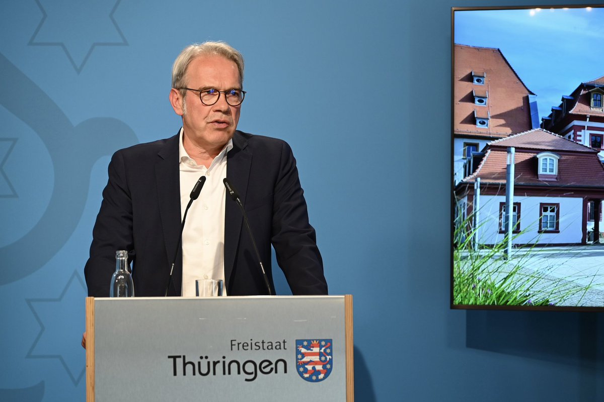 TMIKThueringen's tweet image. 💬 „Der Staat ist nicht wehrlos“, so @GeorgMaier8 bei der heutigen #RMK. In Folge des Anschlags von #Solingen stellte er einige wichtige Maßnahmen vor, welche schnell umzusetzen sind. Dazu zählen u. a. mehr #Polizeipräsenz, #Videoüberwachung sowie #Waffenverbotszonen. (mw)