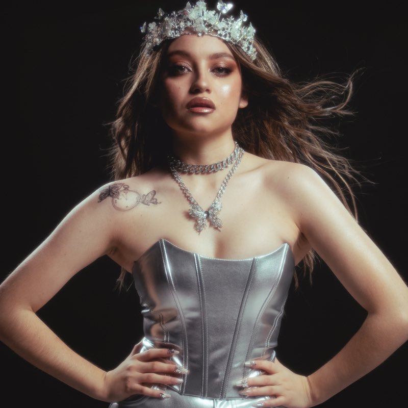 karolstanboy's tweet photo. Karol Sevilla ha alcanzado su primer millón de oyentes mensuales en Spotify por primera vez en su carrera musical, muchas felicidades reina @karolsevilla 👑🔥 https://t.co/dBCvTYM5ae