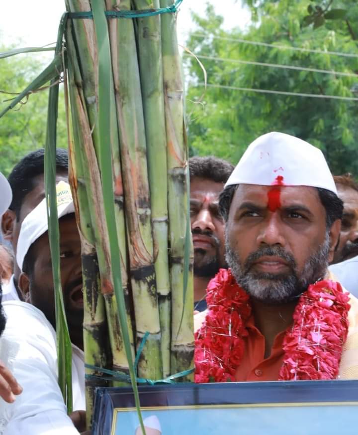 sambhajipatil77's tweet photo. जन सन्मान पदयात्रा | दवणहिप्परगा 📍

माझ्या सामाजिक आणि राजकीय जीवनातील एक महत्त्वाचा टप्पा जिथून सुरु झाला ते गाव म्हणजे दवणहिप्परगा. जन सन्मान पदयात्रा आज दवणहिप्परगा येथे पोहोचली. यावेळी अनेक आठवणी जाग्या झाल्या. या प्रसंगी गावातील नागरिकांनी उत्स्फूर्तपणे या यात्रेचे स्वागत केले.

विशेष म्हणजे यावेळी गावातील नागरिकांनी भारतरत्न डॉ. बाबसाहेब आंबेडकर लिखित ‘भारतीय संविधान’ या ग्रंथाची एक प्रत तसेच शेतकरी बांधवांनी अंबुलगा साखर कारखाना सुरु केल्याबद्दल ऊसाची मोळी सत्कार म्हणून भेट दिली. भारतीय संविधान हेच माझ्या कार्याचा आधार आहे आणि त्या कार्यातूनच माझ्या शेतकरी बांधवांचे कारखान्याचे स्वप्न मी साकार करू शकलो. त्यामुळे माझ्या कार्याचा जाणीव करून देणारा माझा आवडता ग्रंथ आणि ते कार्य प्रामाणिकपणे पूर्ण होत आहे. याची साक्ष देणारी ही ऊसाची मोळी हे मला आजपर्यंत मिळालेल्या सर्वोत्कृष्ट भेटींपैकी एक आहे. 

यावेळी गावचे माजी सरपंच बाबुरावजी पाटील यांच्या अध्यक्षतेखाली पार पडलेल्या कार्यक्रमामध्ये गावातील ज्येष्ठ नागरिक उमाकांतजी बिरादार, विजयकुमारजी तादलापुरे, प्रभाकरजी गायकवाड, श्रीमंतजी पाटील यांचा सत्कार करून त्यांच्या सामाजिक योगदानाबद्दल कृतज्ञता व्यक्त केली. तसेच मुख्यमंत्री माझी लाडकी बहिण आणि विविध शासकीय योजनेतील सर्व लाभार्थी नागरिक व महिला भगिनींना प्रशस्तिपत्र देऊन त्यांचा सन्मान केला. यावेळी कार्यक्रमाची प्रस्तावना अविनाशजी पाटील यांनी केले.

दवणहिप्परगा आणि आपले नाते वेगळे असून राजकीय क्षेत्रात कार्य करत असताना सर्वप्रथम दवणहिप्परग्याला भेट दिली होती. अंबुलगा कारखान्याच्या निवडणुकीच्या वेळी गावाला दिलेल्या भेटी दरम्यान शेतकऱ्यांनी ऊस देऊन केलेल्या सत्काराला उजाळा देत दवणहिप्परगा या गावामुळे माझ्या सामाजिक आणि राजकीय जीवनाला वेगळी दिशा मिळाली. या राजकारणाच्या माध्यमातून कायम विकासाला प्राधान्य देत कार्य करत संपूर्ण मतदारसंघाच्या विकासाचा ध्यास घेतलेला आहे. हा ध्यास पूर्ण करण्यासाठी आपली साथ आणि आपला आशीर्वाद तितकाच गरजेचा असून यासाठी आपण सदैव माझ्या पाठीशी असाल, असा विश्वास यावेळी व्यक्त केला.  

यावेळी जिल्हा बँकेचे संचालक भगवान दादाजी पाटील तळेगावकर, प्रशांतजी पाटील दवणहिप्परगेकर, तालुकाध्यक्ष काशिनाथजी गरीबे, जि.प. सदस्य प्रशांतजी पाटील, सरपंच सतीशजी पाटे, उपसरपंच गुरुनाथजी पाटील, दत्ताजी खिंडे, विलासजी वट्टमवार, श्रीकांतजी बिरादार, मनोहरजी टिळे, अरविंदजी तादलापुरे, बाबुरावजी बेंदरगे, त्र्यंबकजी खिंडे, सिद्रामजी सावळे, माणिकजी खिंडे, बाबुरावजी तादलापुरे, चंद्रकांतजी बिरादार, अशोकजी बिरादार, व्यंकटजी सगर, मल्लिकार्जुनजी बिरादार, विजयजी पाटील, लक्ष्मणजी चामे, शेषेरावजी सूर्यवंशी, बसवराजजी पाटील, संजय कारभारी, वंदनाताई कांबळे, मिनाक्षीताई सावळे, सविताताई खिंडे, ज्योतीताई कारभारी, गीतांजलीताई वट्टमवार, लक्ष्मीताई बिरादार आदींसह पंचक्रोशितील ग्रामस्थ, नागरिक, महिला भगिनी, पक्ष पदाधिकारी, कार्यकर्ते मोठ्या संख्येने उपस्थित होते.

#विकासाचीवारी_जनतेच्यादारी #jansanmanpadyatra #JanSanmanPadyatra #sanmanjantecha #vikasachivarijantechyadari #nilanga #latur #हेळंब #वलांडी #respectandprogress #development #निलंगा #जनसन्मानपदयात्रा #विकासाचीवारी #सन्मानजनतेचा #जनतेसाठी_जनतेपर्यंत #प्रवास_विकासाचा #लातूर