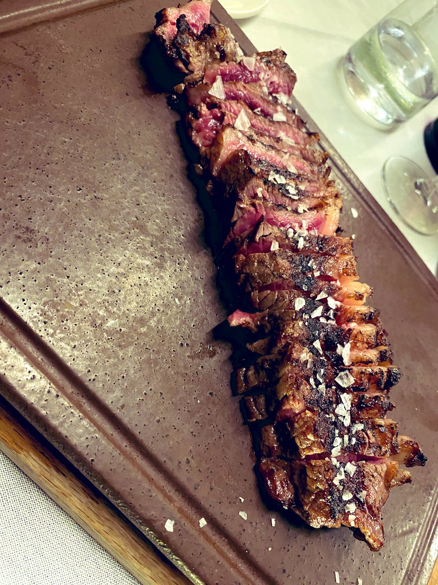 #ElLaul de El Puerto de Santa María. Los habituales de siempre: tostaíta de sardina ahumada, canelón de rabo de toro y calamar de potera a la parilla. Además, Papas aliñas con huevo poché, Wok de lagarto ibérico y un lomo bajo de vaca madurada extraordinario a 22,40€ la ración.