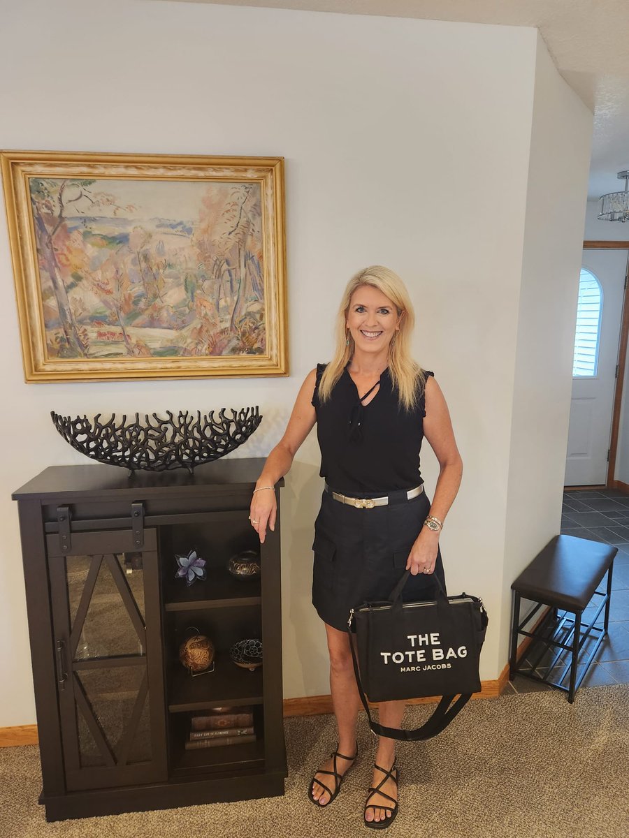 travelhistory1's tweet image. My husband insists on taking a "back to school" photo every time I start a new academic year. I just smile and roll my eyes inwardly. #ProfessorLife #HistoryProfessor #RoamingHistorian