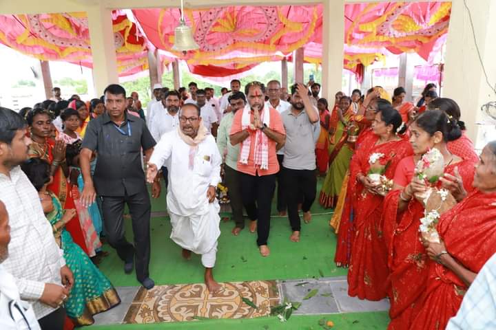 sambhajipatil77's tweet photo. जन सन्मान पदयात्रा | बोळेगाव 📍

हिरवाईने नटलेल्या रस्त्यांनी समृद्धीचा विचार देणाऱ्या देवणी तालुक्यातील बोळेगाव येथे ‘जन सन्मान पदयात्रा’ पोहोचली. समृद्धीला उत्साहाची जोड देत गावातील बाळगोपाळांनी लेझीमच्या तालावर ठेका धरत तर गावातील माता-भगिनींनी औक्षण करून यावेळी यात्रेचे स्वागत केले. 

गावातील श्री हनुमान मंदिर येथे बाबुरावजी पेलगावे यांच्या अध्यक्षतेखाली संवाद कार्यक्रम पार पडला. कार्यक्रमात गावाच्या विकासात आपले योगदान देणारे गावातील ज्येष्ठ नागरिक सोपानरावजी पाटील, शिवाजीरावजी गायकवाड, शहाजीरावजी कोकरे, बाबुरावजी गोटे, वैजनाथजी सगर, दिगंबरजी गायकवाड, माजी सैनिक बाबुप्पा स्वामी, प्रदीपजी बिरादार यांचा सत्कार करून त्यांच्याप्रती कृतज्ञता व्यक्त केली. मुख्यमंत्री माझी लाडकी बहिण आणि विविध शासकीय योजनेतील सर्व लाभार्थी नागरिक व महिला भगिनींना प्रशस्तिपत्र देऊन त्यांचा सन्मान केला. तसेच गावात सुरु असलेल्या विविध विकास कामांची पाहणी करून त्यांचे लोकार्पण आणि भूमिपूजन केले. या कार्यक्रमाची प्रस्तावना सरपंच रंजनाताई म्हेत्रे यांनी तर कार्यक्रमाचे सूत्रसंचलन भाग्यश्रीताई शेरे यांनी केले

मतदारसंघाचा सर्वांगीण विकास हे एकच ध्येय डोळ्यासमोर ठेवून प्रामाणिकपणे काम करत आलो आहे. आपल्या गावाच्या विकासासाठी देखील विविध योजनांच्या माध्यमातून कोट्यावधीचा निधी दिला आहे. त्यातून अनेक विकासकामे गावात साकारली असून प्रत्येक घराच्या उंबरठ्यापर्यंत आपल्याला हा विकास पोहोचवायचा आहे. त्यासाठी आतासारखी आपली साथ आगामी काळातही मिळत राहील, असा विश्वास यावेळी व्यक्त केला.

या प्रसंगी श्रीरंगजी जाधव, प्रविणजी जाधव, राजेश्वरजी पाटील, भरतजी कोकरे, राजूजी कोकरे, समीरजी शेख, रवीजी पाटील, धनराजजी गायकवाड, सिद्धिकीजी शेख, परमेश्वरजी सगर, रामकृष्णजी पांचाळ, बाबुराव बिरादार, माधवजी जाडगे, सुनीलजी पाटील, रवीजी गायकवाड, भगवानजी जाधव, संदीपजी जाधव, दिगंबरजी म्हेत्रे, दिगंबरजी जडगे, शत्रूघ्नजी पोकरे, रामेश्वरजी उत्तापुरे आदींसह पंचक्रोशितील ग्रामस्थ, नागरिक, महिला भगिनी, पक्ष पदाधिकारी, कार्यकर्ते मोठ्या संख्येने उपस्थित होते.

#विकासाचीवारी_जनतेच्यादारी #jansanmanpadyatra #JanSanmanPadyatra #sanmanjantecha #vikasachivarijantechyadari #nilanga #latur #हेळंब #वलांडी #respectandprogress #development #निलंगा #जनसन्मानपदयात्रा #विकासाचीवारी #सन्मानजनतेचा #जनतेसाठी_जनतेपर्यंत #प्रवास_विकासाचा #लातूर