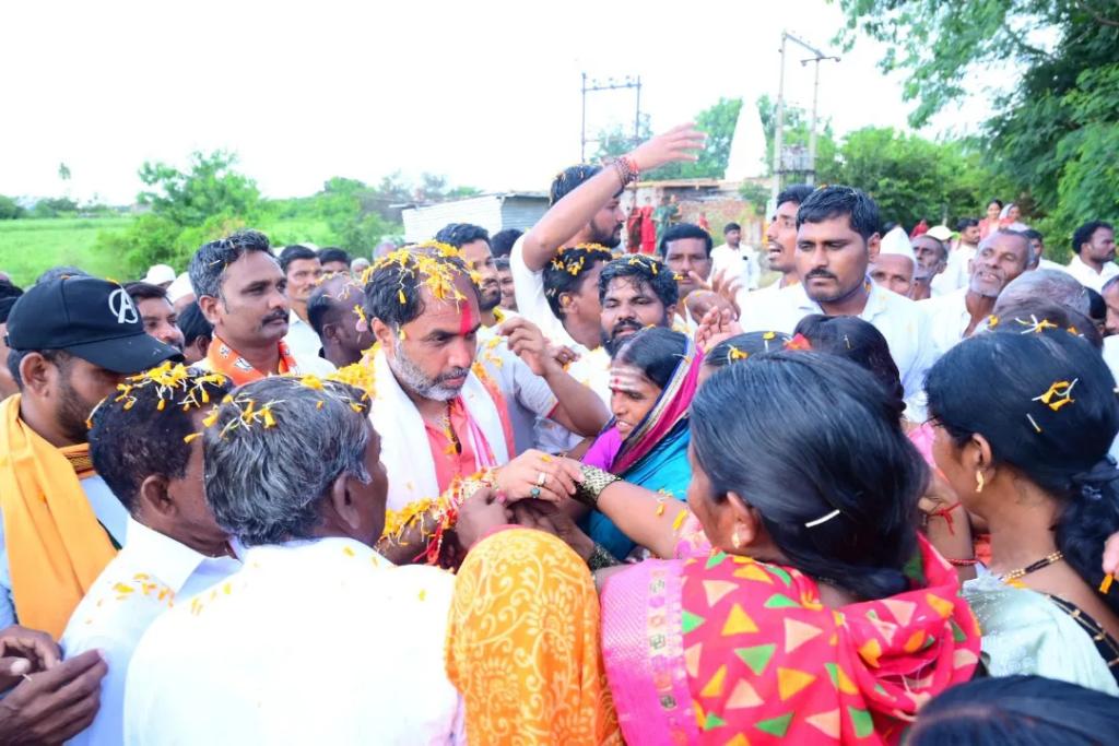 sambhajipatil77's tweet photo. जन सन्मान पदयात्रा | आनंदवाडी  📍

विकासाचा प्रवास हा कायम आनंददायी असतो. त्यात जन सन्मान पदयात्रेने या आनंदाला उत्साहाची जोड देत शाश्वत कार्य घडवले आहे. या आनंदी प्रवासातील आणखी एक भेट म्हणजे आनंदवाडी. 

जन सन्मान पदयात्रा देवणी तालुक्यातील आनंदवाडी येथे पोहोचली. यावेळी गावकऱ्यांचा उत्साह, ढोल ताशाचा गजर आणि गावातील माता-भगिनींच्या औक्षणाने चैतन्यदायी बनलेल्या वातावरणात यात्रेचा गावात प्रवेश झाला. 

गावातील श्री हनुमान मंदिर येथे बाबुरावजी कळसे यांच्या अध्यक्षतेखाली संवाद कार्यक्रम पार पडला. कार्यक्रमात गावाच्या विकासात आपले योगदान देणारे गावातील ज्येष्ठ नागरिक प्रभुजी पाटील, कल्लाप्पाजी बेद्रे, बाबुरावजी सगर, नरसिंगजी टेकाळे, शेषेरावजी हत्ते यांचा सत्कार करून त्यांच्याप्रती कृतज्ञता व्यक्त केली. मुख्यमंत्री माझी लाडकी बहिण आणि विविध शासकीय योजनेतील सर्व लाभार्थी नागरिक व महिला भगिनींना प्रशस्तिपत्र देऊन त्यांचा सन्मान केला. तसेच गावात सुरु असलेल्या विविध विकास कामांची पाहणी करून त्यांचे लोकार्पण आणि भूमिपूजन केले. या कार्यक्रमाची प्रस्तावना प्रशांतजी पाटील दवणहिप्परगेकर यांनी केले.

दरम्यान कार्यक्रमा वेळी गावात स्वप्रयत्नांमधून दुर्गा मातेचे मंदिर बांधलेले बसवराजजी हत्ते यांचा सत्कार केले. तसेच गावांमध्ये ग्रामस्थांनी केलेल्या मागणीनुसार गावातील दुर्गा मंदिर, हनुमान मंदिर आणि खंडोबा मंदिराच्या सभागृहासाठी मान्यता देण्यात आली असून लवकर याविषयी प्रस्ताव दाखल करून निधी उपलब्ध करून दिला जाईल, असे आश्वस्त केले.  

या प्रसंगी सरपंच सरस्वतीताई बिराजदार, माधवजी बिरादार, महिंद्रजी टेकाळे, अंकुशजी पाटील, राहुलजी मिरचे, नौशादजी शेख, अजरजी शेख, बंडापाजी हत्ते, सौदागरजी टेकाळे, माधवजी हत्ते, योगेशजी टेकाळे, शिवमजी टेकाळे, प्रमोदजी स्वामी, अमोलजी टेकाळे, शिवप्रसादजी स्वामी, सचिनजी टेकाळे, मनोजजी बिरादार, मनोजजी कळसे, रवीजी स्वामी, पवनजी बेद्रे, संतोषजी बेद्रे सिद्ररामजी स्वामी, रोहितजी पाटील, कुंडपाजी हत्ते, किशोरजी सगर, बालाजी गायकवाड जी, धनाजी गायकवाड जी, अशोकजी हत्ते, संग्रामजी हत्ते, आकाशजी टेकाळे, राजकुमारजी कळसे, बालाजी दरेकर जी, सलमानजी पठाण आदींसह पंचक्रोशितील ग्रामस्थ, नागरिक, महिला भगिनी, पक्ष पदाधिकारी, कार्यकर्ते मोठ्या संख्येने उपस्थित होते.