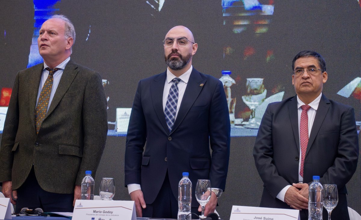 CJudicaturaEc's tweet photo. 🔴 #EURESP
El Presidente del @CJudicaturaEc, @MarioGodoyEc, participa en el Evento de Cierre del Programa de Respuesta de Emergencia de la Unión Europea 🇪🇺 para Fortalecer el Sistema Penitenciario de Ecuador 🇪🇨👮♀️👮♂️.
Asisten el presidente de la @CorteNacional,@Ppsuing, la canciller, @gabisommerfeld, el embajador de Italia, @giovadavoli, el director adjunto de @ELPACCTO, Giovanni Targaglia y el director del @SNAI_Ec, Luis Zaldumbide. 🧵
#JusticiaResponsable ⚖️