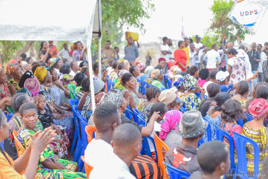 afrikapromotion's tweet photo. #RDC 🇨🇩: Alors que la majorité des honorables passent leurs temps en Europe et aux États-Unis pendant les vacances parlementaires, l'honorable Sénateur @IvanKazadi4 a décidé de rester au côté de la population

Il a fait la ronde des communes de Kinshasa pour s'imprégner de la situation difficile que traverse la population congolaise dans le but d'exercer une pression sur le gouvernement

Les Communes de Nsele et Masina étaient au centre de son Marathon,

"Ce qui a captivé mon attention, c'est le point commun entre toutes les deux communes, c'est d'abord l'insécurité qui dérange la population. Les Kulunas tracassent régulièrement la population. Il y a aussi le fait que certains détenus de la prison libérés récemment a fait accroître l'insécurité. Pour la commune de la Nsele, il y a également le problème de l'eau qui se pose" @IvanKazadi4

En sa qualité d'élu , l'honorable Ivan Kazadi Kankonde a promis à cette population de remonter leurs desiderata auprès des autorités concernées et d'en faire le suivi lui-même.