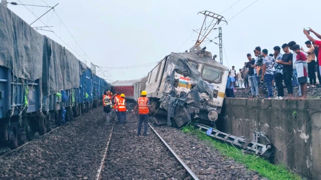 Railwhispers's tweet photo. @AshwiniVaishnaw @NITIAayog @HMOIndia @AmitShah @VijaiShanker5 @BureauChiefNCR @AmitJaitly5 @kkgauba @DrAshokTripath @vijaythehindu @BJP4India @JPNadda @loksabhaspeaker @DoPTGoI @FinMinIndia @nsitharaman @CVCIndia Hon’b @narendramodi ji, #IndianRailways has largest no. of competent #Group_A officers under one Ministry. Still you choose to grant extension to officers who have no #credibility or #standing?
Why is true information not reaching your office?
@irsmea1 @IRSSEA_IR @IRTSassociation https://t.co/EBFWVjbi5q