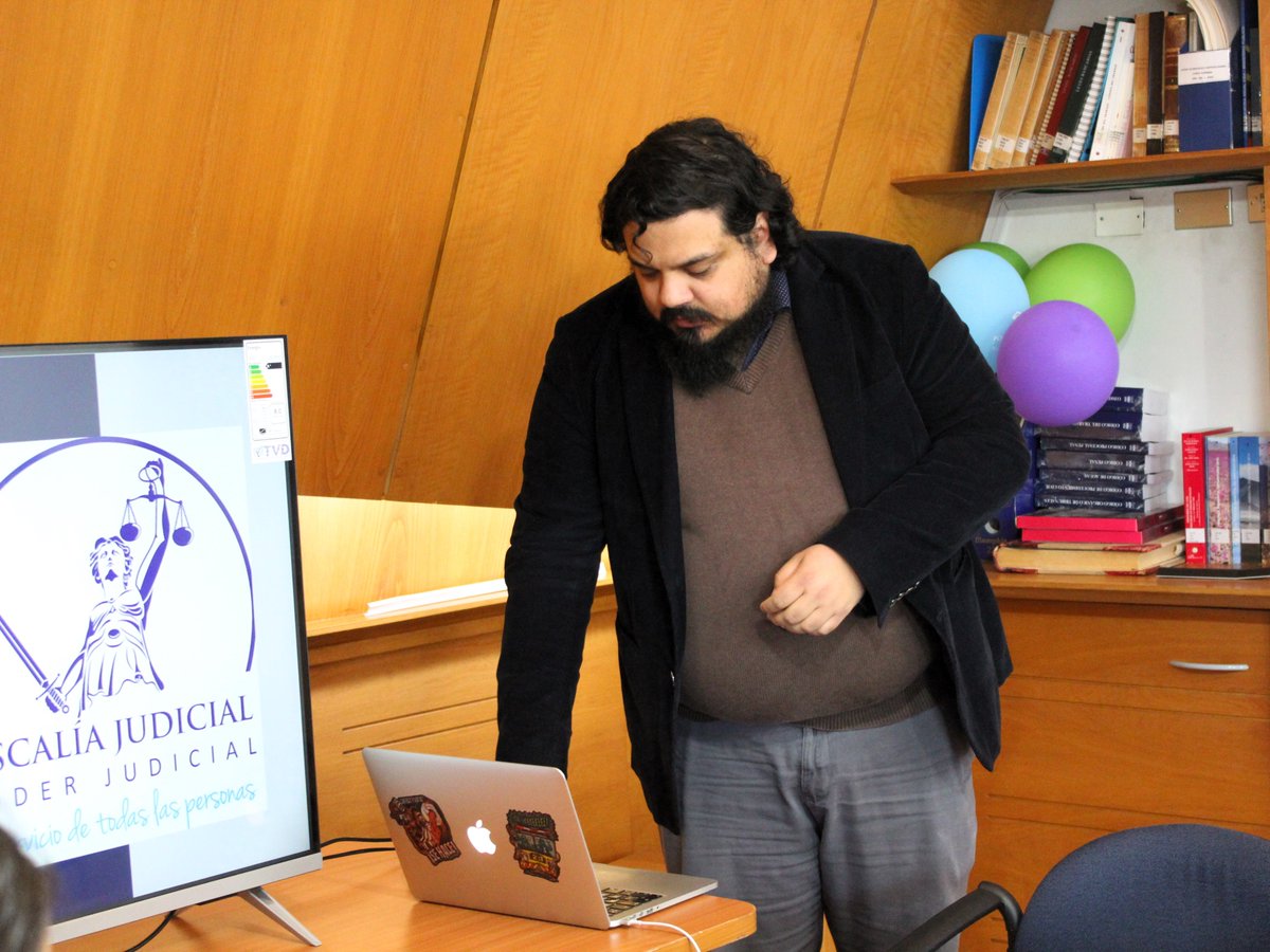 En la Corte de Apelaciones de #Valdiviacl, el seremi <a href="/MinjudhLosRios/">Seremi Justicia y Derechos Humanos Los Ríos</a> Jorge Ríos del Río, asiste a la sesión de la Mesa de Supervisión Carcelaria. La reunión es encabezada por las Fiscales Judiciales Gloria Hidalgo y Paola Oltra.