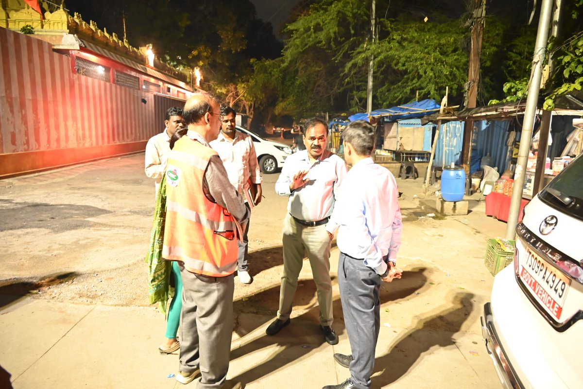 PrlsecyMAUD's tweet photo. Prl secy MAUD conducted inspections with GHMC ZC Khairatabad &amp; Chief Entomologist on mosquito prevention activities in NBT nagar, Min. qtrs, mithila nagar, resham bagh. Interacted with teams &amp; instructed to hold regular drives.
@revanth_anumula @TelanganaCMO @TelanganaCS https://t.co/NeS41COaQY