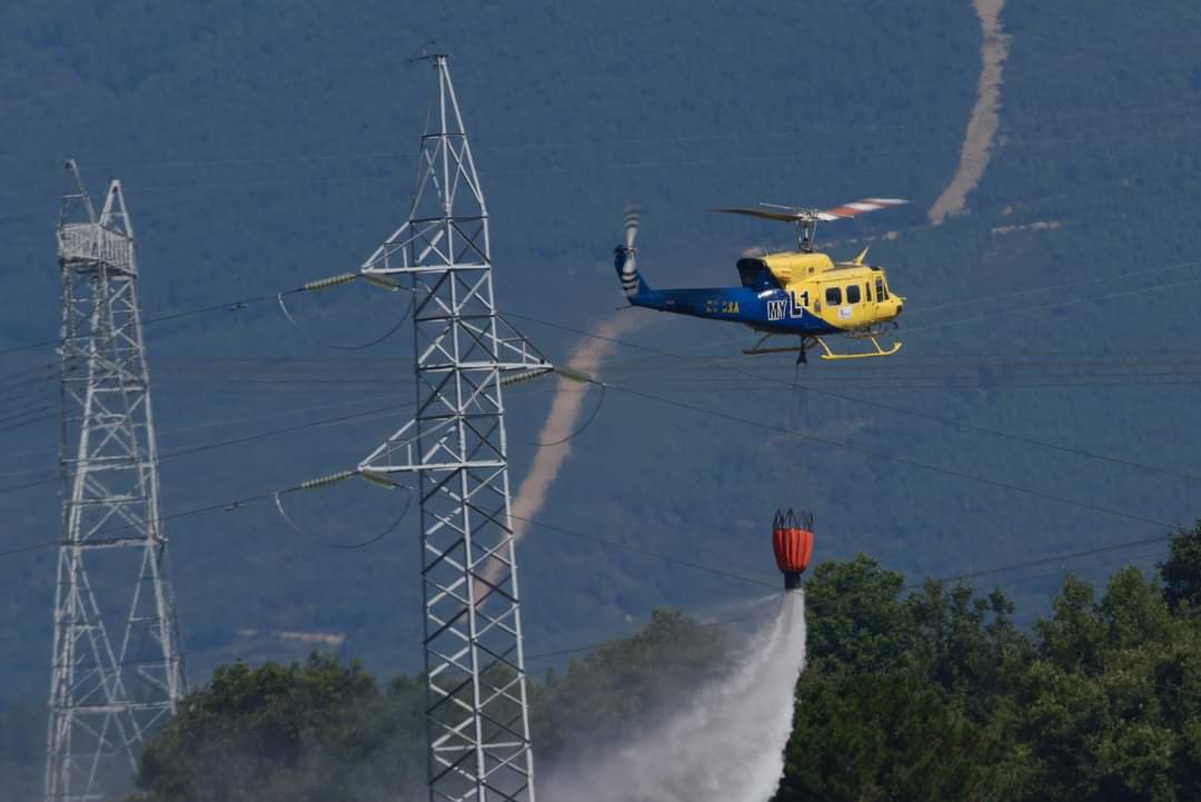 Alfphoto_alpis's tweet photo. Imágenes de esta mañana del #IFBembibre, con participación de #Lima1 con base en Cueto, #BomberosPonferrada y personal de la #JCyL . https://t.co/ghzkgoqmMb