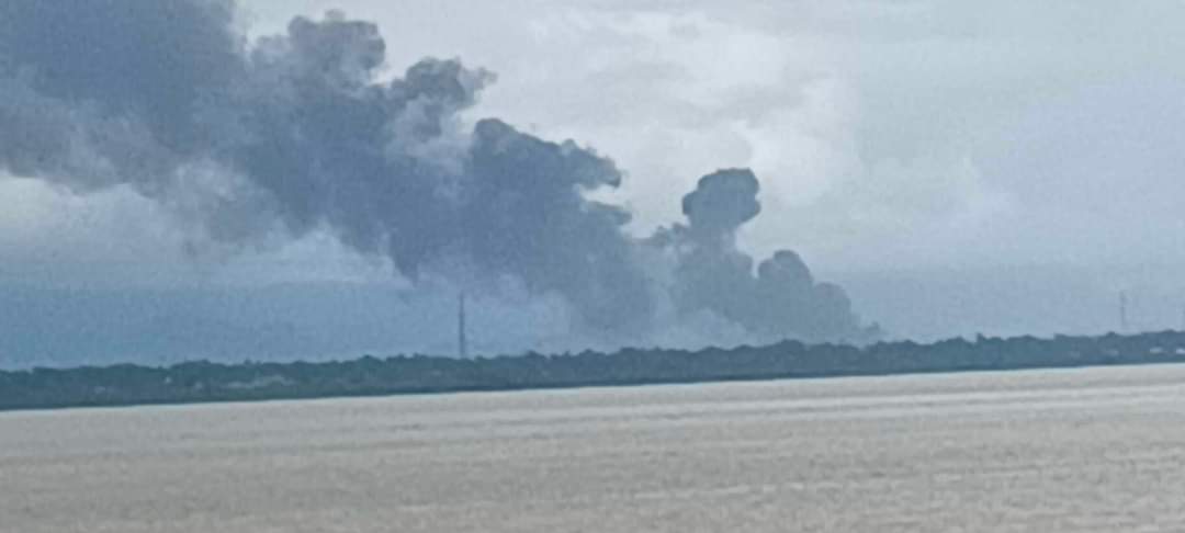 HamidurRo24708's tweet photo. In Mungdaw city Arakan State of Myanmar The #Rohingya homes are burning almost every day.The pictures below are the pictures seen from the Bangladesh side today(August 27th) at 20:00 in the afternoon.
#SaveRohingya
#NeedProtection
#NeedSaveZoon4Rohigya
#InArakanStateOfMyammer https://t.co/2nZR3rid3S