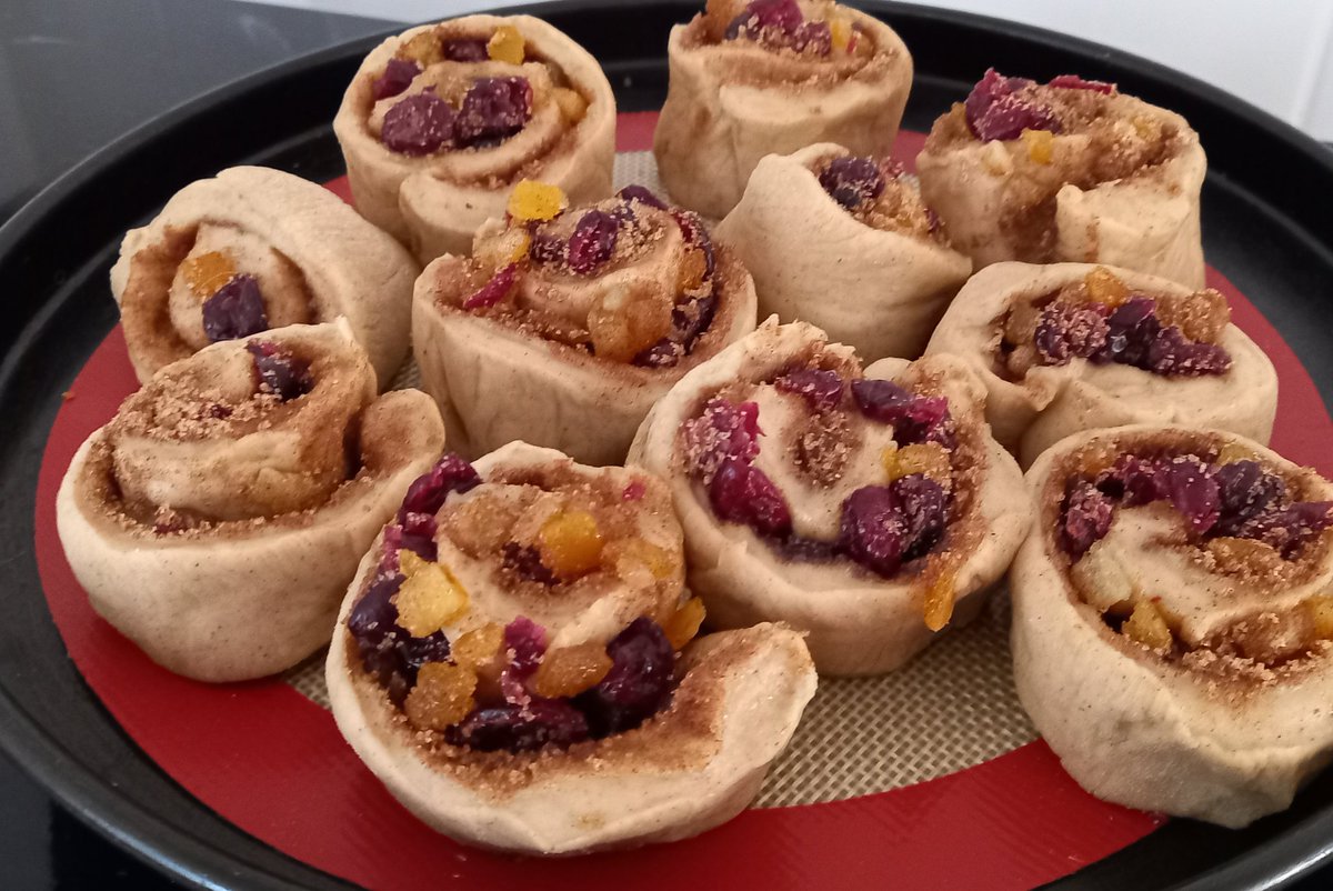 Nayuleska's tweet image. Successfully baked cranberry and mixed peel cinnamon rolls! Super tasty, used oat milk too. #baking #breadmachine