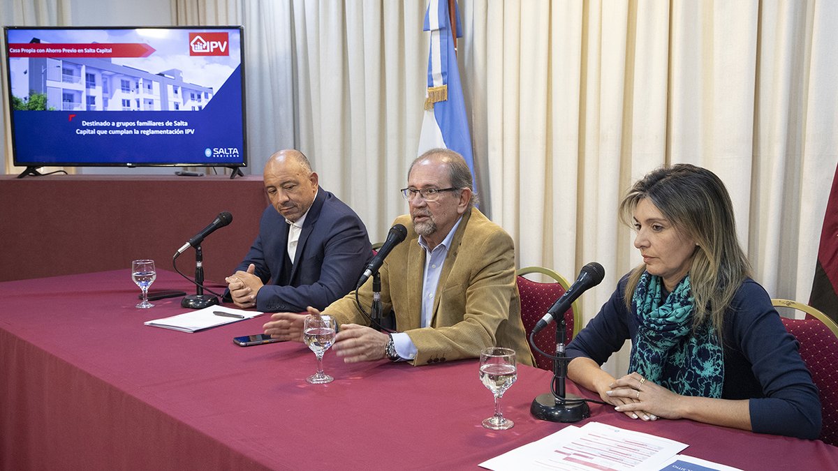 Con un plan de ahorro previo podremos finalizar en la ciudad de #Salta la construcción de 1.170 departamentos y dúplex en los barrios Pereyra Rozas, El Huaico y Lomas de Medeiro. Con <a href="/rdibashur/">roberto dib ashur</a> y la presidente del IPV, Laura Caballero, presentamos los detalles de la operatoria.