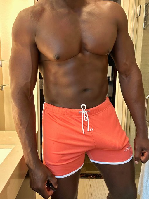 Side dick in these shorts @SHOPjjmalibu https://t.co/0ypK6N82gq