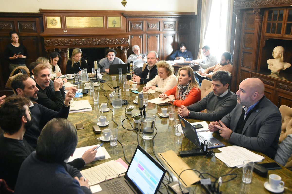 🪪En Comisión de Obras Públicas recibimos a <a href="/GustavoAdda/">Gustavo Adda</a> Tránsito de <a href="/MuniRosario/">Municipalidad de Rosario</a> donde avanzamos sobre proyectos para eximir o rebajar cánones y sellados a adultos mayores que deben renovar el carnet anualmente.
🚓También nuestra propuesta para efectivos de fuerzas de seguridad.