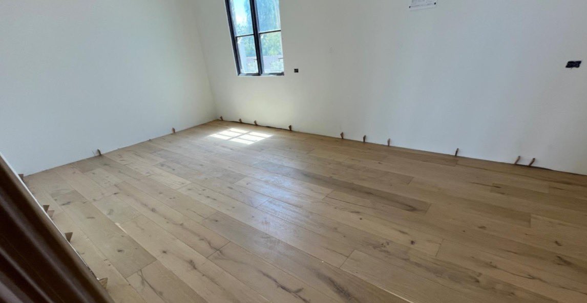 beththompson9's tweet photo. Hummingbird Lot I update… flooring is being installed!! https://t.co/HbJIBAzz1t
